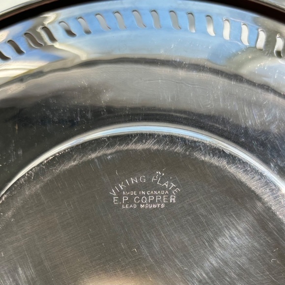 Viking Plate 8 3/4" w/ lead mount Handles E.P Copper Made in Canada Silverplated - Picture 6 of 6